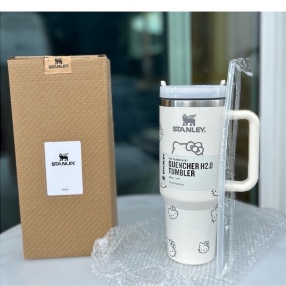 Stanley Quencher H2.0 Tumbler with Kitty Design